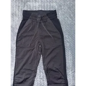 Lululemon Women's Beyond The Studio Joggers Black Pull On Size 0 thumbnail 2