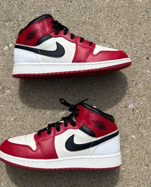Air Jordan 1 Mid GS 'Chicago' Size 7y Women’s Size 8.5 thumbnail 1