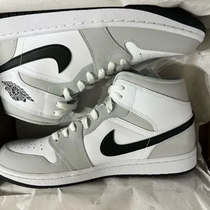 Air Jordan 1 Mid Light Smoke Grey BQ6472-015 Women’s Size 11.5W/ 10 M FAST SHIP thumbnail 5