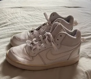 NIKE Women’s Size 7 Court Borough Mid Basketball Shoes White thumbnail 1