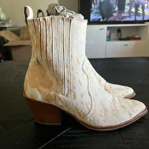Dolce Vita Women's Cow Print Calf Hair Ankle Boots SIZE 8 EUC thumbnail 4