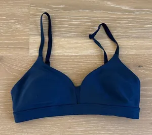 Alo Yoga Airlift Fine Line Sports Bra Size XS in Navy Blue thumbnail 1