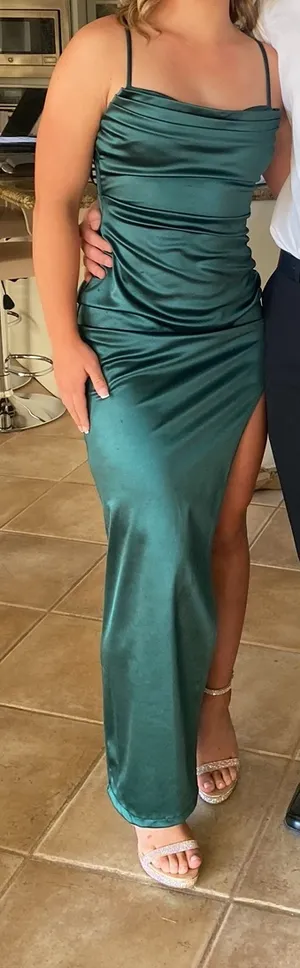 Windsor Long Green Homecoming Or Prom Dress thumbnail 2