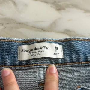 Abercrombie & Fitch High Rise “The Mom Short” thumbnail 2