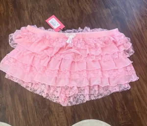Edikted Ruffle Shorts thumbnail 1