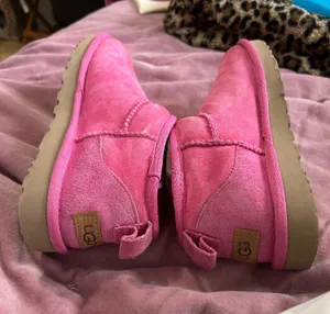 UGG Mini Boots thumbnail 1