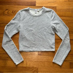 TNA‎ ARITZIA Cropped Long Sleeve Grey Waffle Weave T Shirt size Medium thumbnail 1