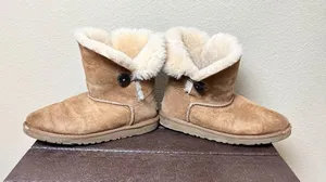 UGG Bailey Button Short Shearling Boots Booties Classic Chestnut Color - size 8 thumbnail 3