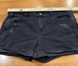 Old Navy women’s boyfriend distressed mid rise short size 16. thumbnail 4