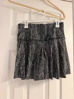 Lululemon Lost In Pace Skirt (Tall) (15") Air Time White Black Size: 4 thumbnail 3
