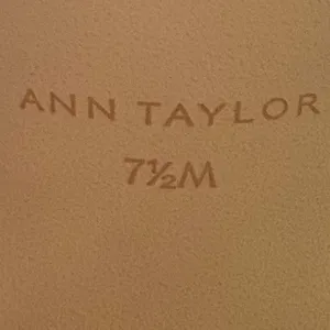 Ann Taylor Silver Kitten Heel Pumps Sz 7.5 thumbnail 6
