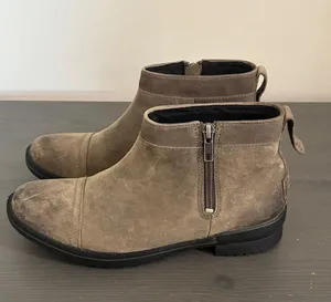 Ugg Attell Black Waterproof Leather Bootie‎ Side Zip Wool Lining Size 7.5 thumbnail 1