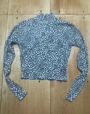 Brandy Melville Mock Neck Leopard Print Long Sleeve Cropped‎ Top White Black XS thumbnail 1