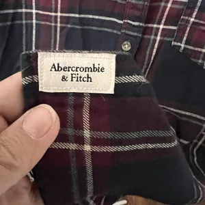 Abercrombie & Fitch Women’s Soft A & F Flannel Button Down Shirt EUC Burgundy thumbnail 3