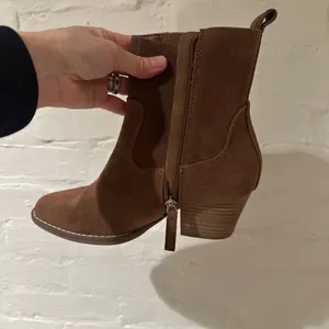 Rockport Brown Heeled Boots with Western Style and Chunky Heel thumbnail 4