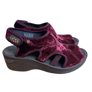 Bzees Drama Women's Velvet Wedge Sandals Burgundy Size 10W thumbnail 3