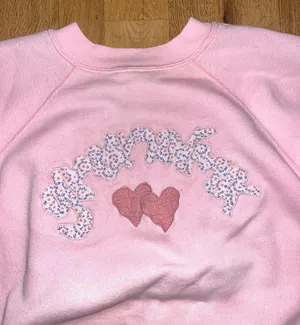 Creations Vintage Baby Pink Grandma Embroidered Crew Neck + 🆓🎁 thumbnail 3