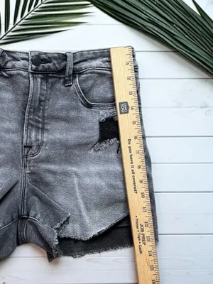 Good American Good Curve Distressed Denim Shorts Gray Wash Size 6 / 28 - Baddie thumbnail 5