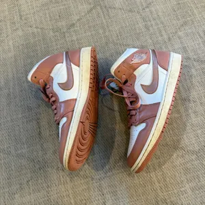 Air Jordan 1 Mid SE Red Stardust Sail Pink Sneakers Women’s 10 thumbnail 5