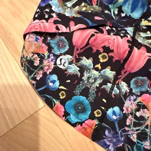 Lululemon Speed Up Short 2.5" Flowerscope Black Multi/Black. Size 2! thumbnail 3