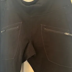 Lululemon‎ Women's Black Leggings with Zipper Pockets size 6 EUC thumbnail 2