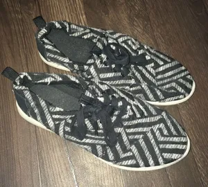 Tom’s 7.5 black and white abstract striped tennis shoes/sneakers thumbnail 1