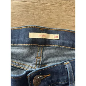 Levi’s 711 Skinny Jeans Womens 28 Dark Wash Mid Rise Stretch Denim Indigo Blue thumbnail 10