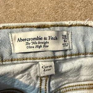 Abercrombie & Fitch Light Wash Ultra Hi Rise 90s Straight Carpenter Jean Size 6 thumbnail 6