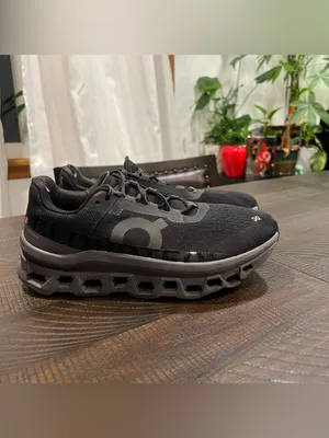 On cloud women running shoes in black 8.5 thumbnail 2