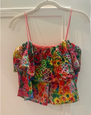 Alice and Olivia Marylynn ruffle crop top in garden floral thumbnail 2