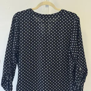 Adrienne Vittadini Polka Dot Roll‎ Tab Sleeve Blouse Black White VW31239 Large thumbnail 5