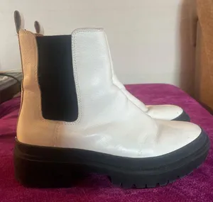 LUCKY BRAND Ellerey Lug Sole Chelsea Boots White Black Size 8.5 39 COMBAT GRUNGE thumbnail 1