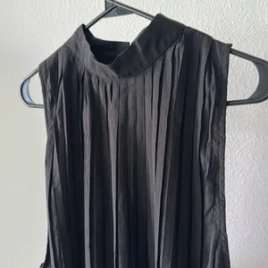 Nasty Gal Mock Neck Pleated Sleeveless Blouse Size M thumbnail 2