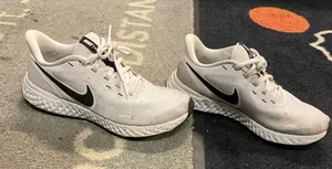 White Nike women’s shoe thumbnail 1