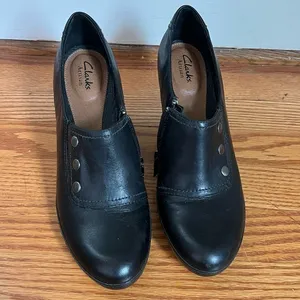 Clarks Artisan Vermont Terrace Black Leather Pumps thumbnail 1