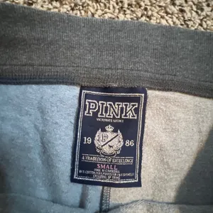 Victoria's Secret PINK Gray Yoga Pants‎ Slim Straight Leg Graphic Small thumbnail 3