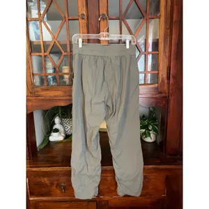 Lululemon Beyond the Studio Crop Pant 7/8 Sage Green Ruched Hem Size 8 W6BJBS thumbnail 3