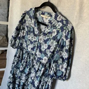 Paul & Joe x Uniqlo Navy Blue Floral Button-Down Puff Sleeve Tiered Dress thumbnail 4