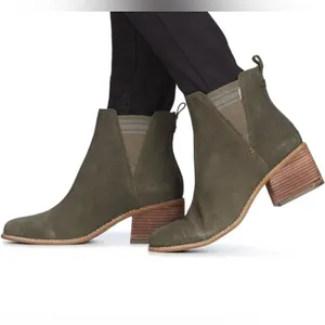 TOMS Women's Esme Desert Taupe Suede Chelsea Boot Size 8. 2.5” heel size thumbnail 2