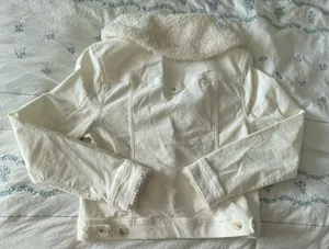 White cropped denim jacket with fur lining and buttons. Size M thumbnail 3
