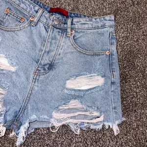 Signature 8 High-waisted distressed denim shorts in blue thumbnail 7