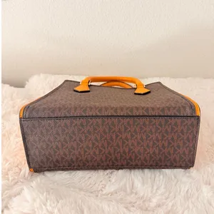 Michael Kors Leather Messenger‎ Crossbody Handbag EUC thumbnail 4