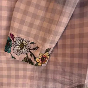 Chico’s Lavender Plaid Floral Button Down Shirt Size‎ 0 (4/6) thumbnail 4