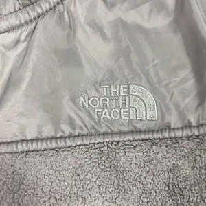 The‎ North Face Jacket Womens Small Gray Hooded Full Zip Fleece Embroidered Logo thumbnail 4