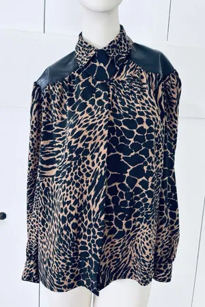 Vintage 80s Animal Print Women's Size 7/8 Blouse Top Shirt - Faux Leather Retro thumbnail 1