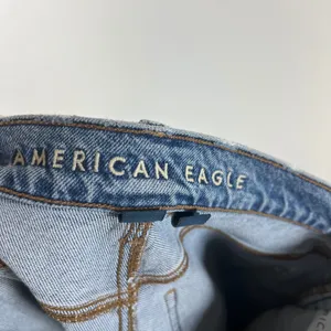 American‎ Eagle High Rise Relaxed Straight Jeans Blue Distressed Raw Hem Size 0 thumbnail 4