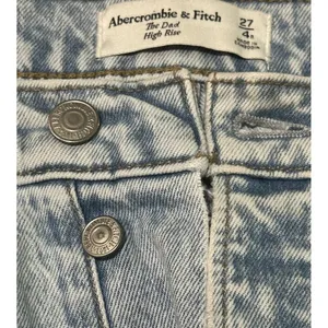 Abercrombie The Dad High Rise Distressed Light Wash Jeans Women 27/4 EUC thumbnail 4