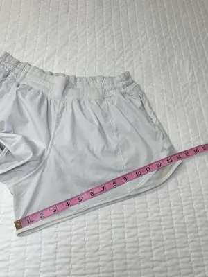Lululemon Athletica Cream Women's Athletic Shorts - Elastic Waist in Size 12 thumbnail 5