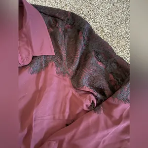 Isaac Mizrahi Live Burgandy Lace Applique Button Front Long Sleeve Blouse Top M thumbnail 4