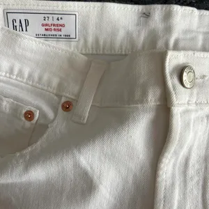 GAP Women’s size 27in Wide Straight Leg Jeans thumbnail 2